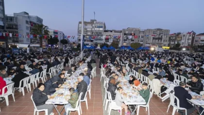 Aliağa’da Dev İftar Sofrası: Cemil Tugay Aliağalılarla Buluştu